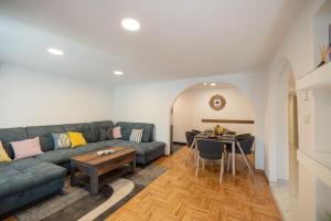 un salon avec un canapé et une table dans l'établissement Apartman NAI WITH PRIVATE JACUZZI AND PARKING, à Rijeka