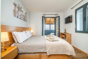 een slaapkamer met een bed en een raam bij Salsa Country House II in Lanceiros