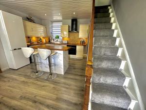 Kuchyň nebo kuchyňský kout v ubytování Sleeps 8 Snowdonia North Wales Nr Zip World