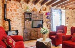 a living room with red chairs and a television at Son Dalabau in Son Veri