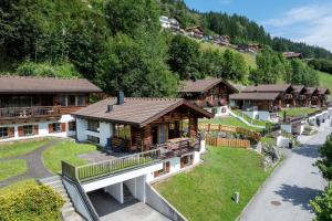 - une vue aérienne sur un complexe avec des maisons dans l'établissement Schöneben Chalet Scorleduyn, à Wald im Pinzgau