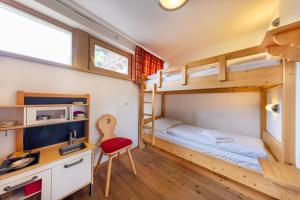 Cette petite maison comprend un bureau et des lits superposés. dans l'établissement Schöneben Chalet Scorleduyn, à Wald im Pinzgau 39 autres photos