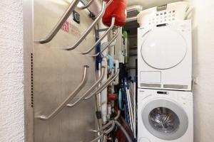 une buanderie avec une machine à laver et un lave-linge dans l'établissement Schöneben Chalet Scorleduyn, à Wald im Pinzgau