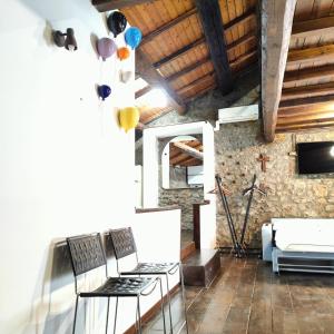TV a/nebo společenská místnost v ubytování Maestosa Roccaforte dei Principi, 3 piani tutti per voi!