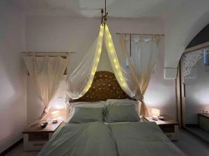 a bedroom with a bed with a canopy at Casa Failla - Das Nest am Meer in Siracusa