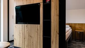 Televízia a/alebo spoločenská miestnosť v ubytovaní VacationClub - Green Port Resort Apartament 517
