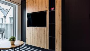 Televízia a/alebo spoločenská miestnosť v ubytovaní VacationClub - Green Port Resort Apartament 517