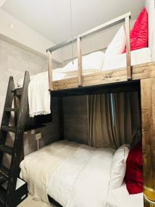 Un dormitorio con dos literas en una habitación. en e-hostel 心斎橋 207, en Osaka