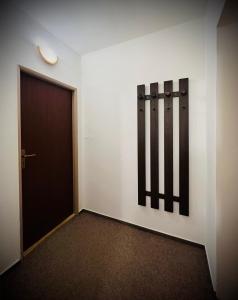 una stanza vuota con una porta e un muro di Bystrá 94 PROFIBIKERS a Bystrá