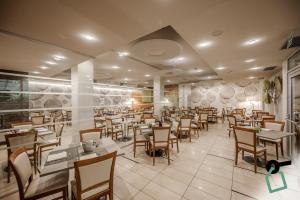 Restoran või mõni muu söögikoht majutusasutuses HOTIDAY Room Collection - Torbole