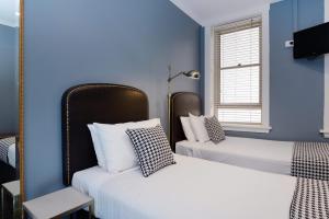 Ένα ή περισσότερα κρεβάτια σε δωμάτιο στο The Maisonette