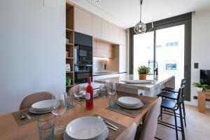 a kitchen and dining room with a table and chairs at Casa SK Santa Rosalia in Torre-Pacheco