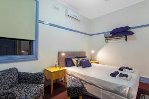 Postel nebo postele na pokoji v ubytování Commonwealth Hotel