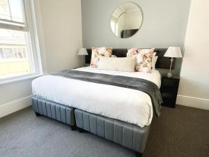 Кровать или кровати в номере 4 on Varneys Guest House