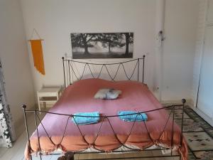 Postel nebo postele na pokoji v ubytování Riverside cottage