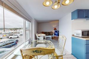 cocina con mesa y sillas y sala de estar. en Ocean Breeze Condo, en Boothbay Harbor 21 fotos más