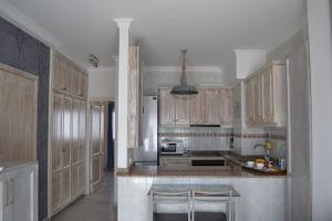 eine Küche mit Holzschränken und einer Kücheninsel in der Unterkunft VV Ático Luxury Vista Mar in Las Palmas de Gran Canaria + 21 Fotos