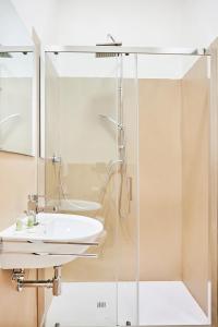 a bathroom with a sink and a shower at El Roy Garden Rooms in Florence +27 photos