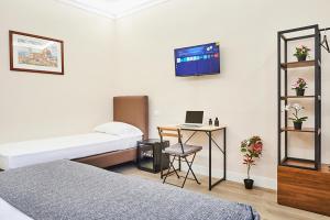 TV a/nebo společenská místnost v ubytování El Roy Garden Rooms