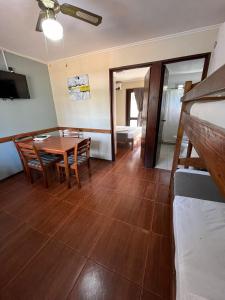 Tempat tidur dalam kamar di Hotel Mirador del Dayman