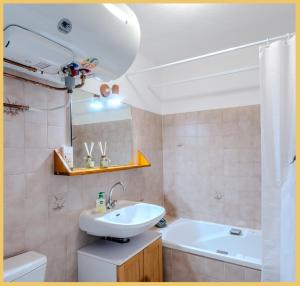 ein Badezimmer mit Waschbecken, Toilette und Badewanne in der Unterkunft La ferme I T2 I Les Gets in Les Gets + 17 Fotos