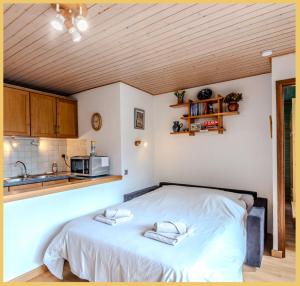 ein Schlafzimmer mit einem Bett, auf dem zwei Handtücher liegen in der Unterkunft La ferme I T2 I Les Gets in Les Gets