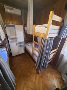 Lliteres en una habitació de Palm Hostel