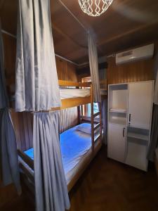Llit o llits en una habitació de Palm Hostel