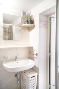 une salle de bain avec un lavabo et un miroir dans l'établissement Maremilia, à Ostuni 12 autres photos
