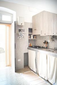 une cuisine avec un évier et une cuisinière four supérieur dans l'établissement Maremilia, à Ostuni