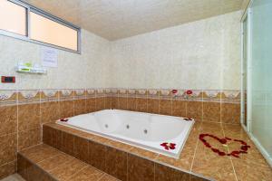 Koupelna v ubytování Hotel Zulita + 20 fotografií
