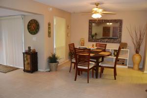 una sala da pranzo con tavolo e sedie di 169 Cordero Lane a Hot Springs Village