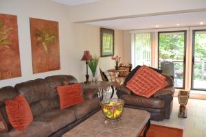 un soggiorno con un divano in pelle e un tavolo di 169 Cordero Lane a Hot Springs Village