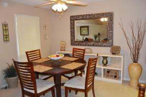 una sala da pranzo con tavolo, sedie e uno specchio di 169 Cordero Lane a Hot Springs Village