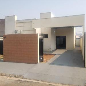 a building with a garage and a building with a door at Casa Palmeira in Primavera do Leste +24 photos