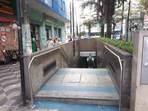 a metal ramp with a person sitting on a motorcycle at Hotel Econômico ao lado do Metrô in São Paulo