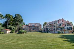 a large grassy field in front of a building at Face Mer appartement pour 4 personnes in Pornic