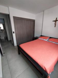 Postel nebo postele na pokoji v ubytování Juanos room