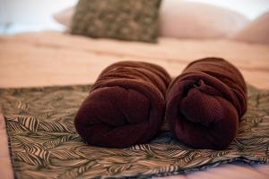 a pair of towels sitting on top of a bed at Seren Glamping in Uvita