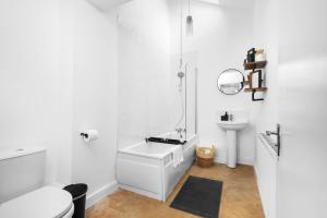 une salle de bain blanche avec un lavabo et des toilettes dans l'établissement Three Bed House - Accommodates 7 - Parking - Garden - Harborne 465H, à Birmingham