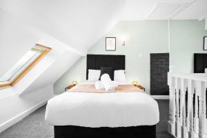 une chambre avec un grand lit dans un grenier dans l'établissement Three Bed House - Accommodates 7 - Parking - Garden - Harborne 465H, à Birmingham 52 autres photos