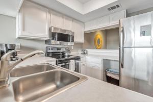 Littlefield Lofts, Hosted by Placemakr - 6th St的厨房或小厨房