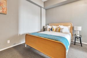 Littlefield Lofts, Hosted by Placemakr - 6th St客房内的一张或多张床位