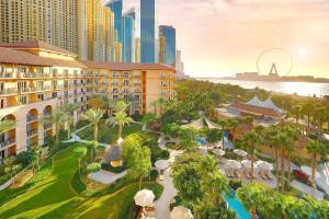 Nespecifikovaný výhled na destinaci Dubaj nebo výhled na město při pohledu z rezortu