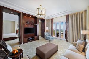 TV a/nebo společenská místnost v ubytování The Ritz-Carlton, Dubai