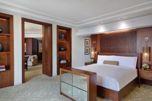 Postel nebo postele na pokoji v ubytování The Ritz-Carlton, Dubai
