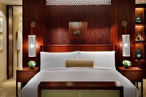 Postel nebo postele na pokoji v ubytování The Ritz-Carlton, Dubai