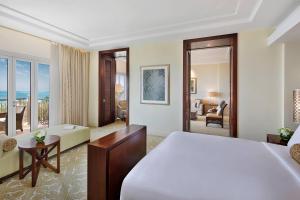 Postel nebo postele na pokoji v ubytování The Ritz-Carlton, Dubai