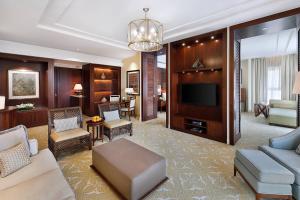TV a/nebo společenská místnost v ubytování The Ritz-Carlton, Dubai