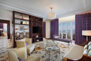 TV a/nebo společenská místnost v ubytování The Ritz-Carlton, Dubai